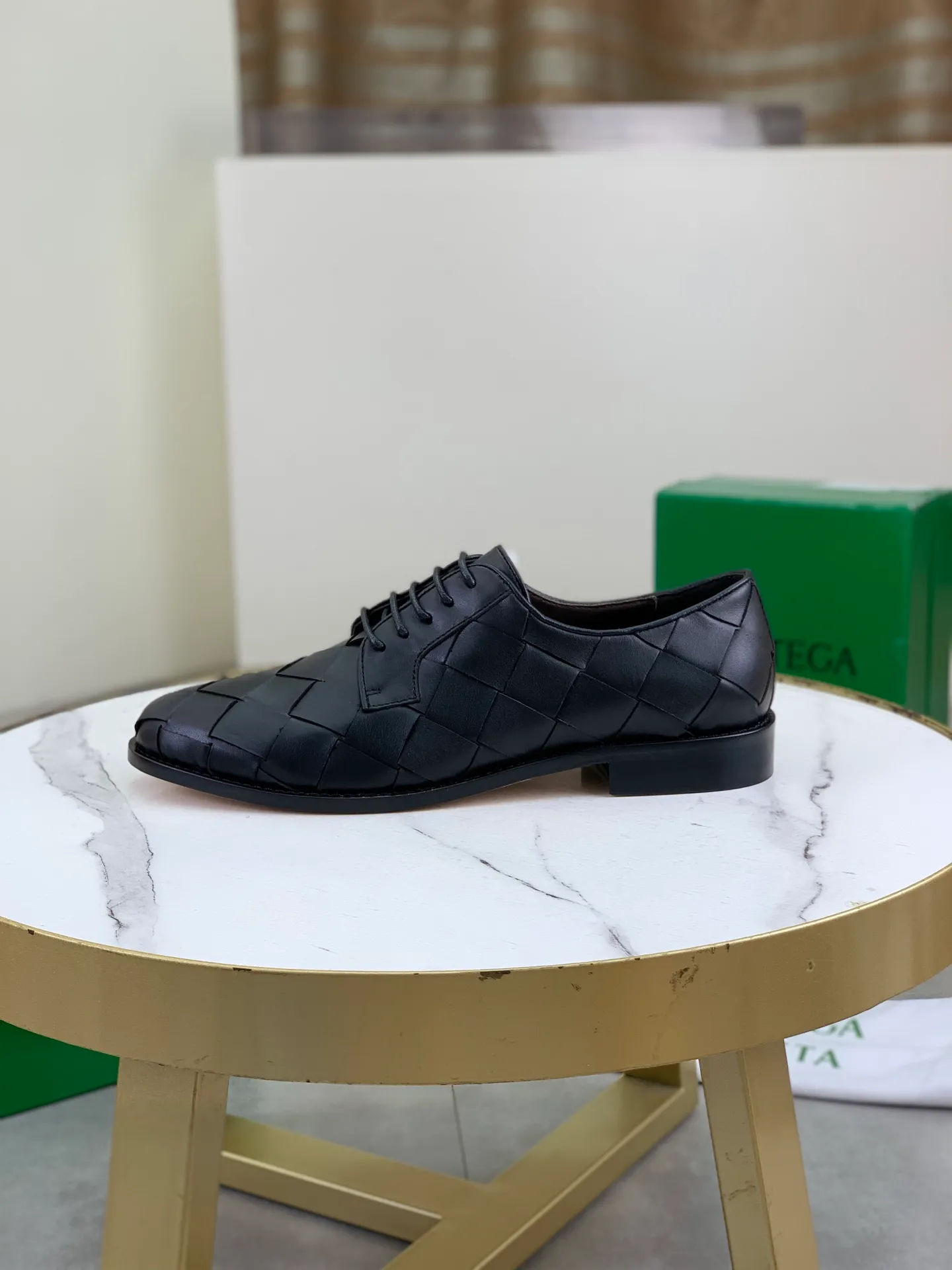 Factory price P860💰Top quality (genuine leather outsole series)💎💎💎 BOTTEGA VENETA official website synchronizes the latest model, top version of the highest version of BV business leather shoes in the market, accept material comparison, shoe type comparison, process comparison, practical and textured, versatile and suitable for any occasion, the more you look at it, the more flavorful it becomes. Pure hand-woven craftsmanship - upper material, imported original hand-woven calfskin - high-quality water-dyed cowhide inside - original private model customized handmade leather outsole -Size: female 35-39 (34 40 customized) male 39-44 (38 45 customized) Comes with original BV green box, complete packaging.